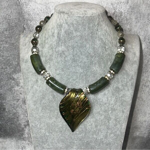 N32.‎ ARTISAN GLASS GREEN NECKLACE WITH AB CRYSTAL AND RHINESTONES SILVER TONE